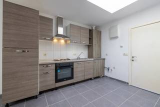 <p>Wie zoekt naar een woning met ruimte, flexibiliteit en tal van mogelijkheden? Dan is deze unieke eigendom in Wondelgem zeker een bezoek waard.<br /><br />Met maar liefst 5 slaapkamers en 2 badkamers is dit de ideale thuis voor grote gezinnen, samengestelde gezinnen of gezinnen met een zorgouder of inwonende (jong)volwassen kinderen.<br /><br />Een absolute troef is de enorme garage en opslagruimte, perfect voor wie nood heeft aan extra bergruimte, een hobbyruimte zoekt of een bijberoep wenst uit te oefenen.<br /><br />De veelzijdige indeling biedt tal van mogelijkheden om wonen en werken te combineren!<br />Buiten geniet u van een aangenaam zuidgericht terras, waar u de hele dag door kunt genieten van de zon in alle rust. De woning werd bovendien vernieuwd door de jaren heen, hedendaags comfort terwijl u nog steeds de mogelijkheid heeft om de woning verder naar eigen smaak en wensen in te richten.<br /><br />Troeven op een rij:<br />Uitzonderlijk groot woonvolume<br />5 ruime slaapkamers<br />2 badkamers, mogelijkheid voor 3 badkamers.<br />Ideaal voor grote gezinnen, kangoeroewonen of inwonende familieleden<br />Zeer ruime garage en opslagmogelijkheden<br />Zuidgericht zonneterras<br /><br />Een unieke opportuniteit! Contacteer Nele vandaag nog voor meer informatie of een bezoek ter plaatse via 0470 79 66 20 of nele@cornelis-goeman.be<br /><br />De opgegeven informatie en oppervlaktes zijn informatief en niet bindend.</p>