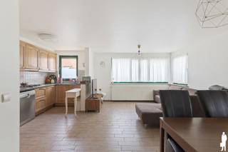 3 slaapkamerappartement in kleinschalig gebouw op de bovenste verdieping.<br /><br />Centraal gelegen op wandelafstand van Antwerpse Steenweg met winkels, openbaar vervoer en vlotte verbinding naar Antwerpen. Verschillende groene zones en recreatiemogelijkheden bevinden zich op korte afstand, waaronder het prachtige Hobokense Polder, een uniek natuurgebied toegankelijk voor wandelaars en fietsers.<br /><br />Indeling: Inkomhal met gastentoilet, leefruimte ca. 22 m² op tegelvloer met deels open keuken (ingebouwde koelkast/diepvries en gasvuur), berging met plaats voor wasmachine/droogkast. Te renoveren badkamer met ligbad en lavabo, 3 compacte slaapkamers op tegel. CV op gas.<br /><br />Extra’s:<br /><br />EPC-label C 213 kWh/m²/j<br />Elektrische installatie niet conform<br />Kleinschalig gebouw<br />Rolluiken<br />Appartement wordt momenteel verhuurd, huurcontract te respecteren