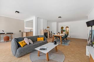 <p>Te koop: Exclusief 2-slaapkamerappartement aan de Grote Markt van Sint-Niklaas, volledig en kwalitatief gerenoveerd in 2025, met een schitterend stadszicht.</p>
<p> </p>
<p>Dit appartement uit 1977 biedt een royale leefruimte en een praktische indeling, ideaal voor wie comfortabel wil wonen in een residentiële omgeving met alle voorzieningen op wandelafstand. Dankzij het EPC-label B geniet u van een energiezuinige woning. De ligging op de Grote Markt zorgt voor een levendige maar toch rustige woonervaring, met parken, winkels en invalswegen binnen handbereik.</p>
<p> </p>
<p>Belangrijkste ruimtes:<br />• Inkomhal (9,07 m²) met parlofoon en ingemaakte kasten<br />• Zeer ruime living (51,92 m²) met aansluitend de keuken<br />• Nachthal (3,71 m²)<br />• Volledig ingebouwde keuken met inductiekookplaat, oven, vaatwasser, koelkast, diepvries en ingemaakte kasten<br />• Badkamer (6,06 m²) met inloopdouche, toilet en dubbele wastafel in meubel<br />• Apart toilet (1,57 m²) met handenwasser<br />• Twee slaapkamers (21,35 m² - 11,27 m²)</p>
<p> </p>
<p>Troeven:<br />• Energiezuinig dankzij EPC-label B<br />• Centrale ligging op de Grote Markt, nabij alle voorzieningen<br />• Uniek uitzicht op de Grote Markt<br />• Voldoende ondergrondse parkeergelegenheid beschikbaar op abonnementsbasis, op wandelafstand van het appartement</p>
<p> </p>
<p>Neem vandaag nog contact op met uw ERA-makelaar voor een bezoek.</p>
<p> </p>
<p>JOUW DROOMAPPARTEMENT. ZO GEVONDEN!</p>