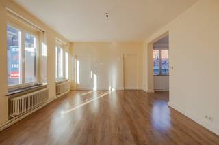 TREVI Gent - Hartje Gent / Veldstraat: Gerenoveerd, ruim, instapklaar 2-slaapkamer appartement, gelegen op de lichtrijke 3de verdieping. Bestaande uit: Brede inkomhal met gastentoilet, 2 ruime slaapkamers, elk met een eigen bad-/douchekamer, grote, open en lichtrijke living met aansluitend een volledig ingerichte keuken, berging met aansluiting voor de machines. Er is tevens een kelderberging inbegrepen. Elektriciteit conform, gunstig EPC (C label), geen asbest. Absolute aanrader !