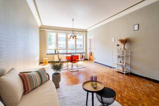 Tweeslaapkamer appartement met ruim terras in de Tentoonstellingswijk<br /><br />Dit ruime tweeslaapkamer appartement ligt in de rustige en groene Tentoonstellingswijk aan de Camille Huysmanslaan. De buurt combineert het beste van twee werelden: een serene omgeving met veel parken zoals het Nachtegalenpark, Middelheimpark en Mastvestpark, terwijl het centrum van Antwerpen makkelijk te bereiken is. Alle voorzieningen, zoals winkels, restaurants, cafés en openbaar vervoer, bevinden zich op wandelafstand, wat deze locatie extra aantrekkelijk maakt.<br /><br />Het appartement is gelegen op de gelijkvloerse verdieping van een goed onderhouden gebouw en heeft hierdoor als grote troef een uiterst ruim terras! Het appartement bestaat uit een ruime leefruimte op parket, volledig ingerichte keuken, hal voorzien van berging, ruime badkamer en twee volwaardige slaapkamers. Achteraan het ruime terras waar het heerlijk vertoeven is en ondergronds nog een handige kelderberging.<br />Mits enkele opfriswerken een instap-klaar appartement!