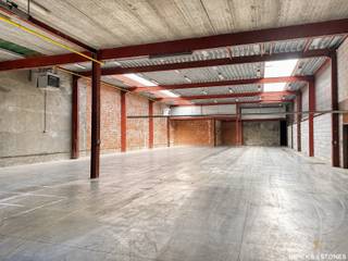 Gelegen in Berchem bevindt zich dit ruime en veelzijdige handelspand met een totale oppervlakte van circa 1.300m².<br /><br />Het pand omvat circa 1.000 m² op het gelijkvloers, ingericht als een combinatie van ruime opslagruimte en verschillende kantoorruimtes. Op de eerste verdieping bevindt zich nog eens circa 300 m² aan kantoorruimte. Het gebouw beschikt over afzonderlijke sanitaire voorzieningen voor mannen en vrouwen en een gedeeltelijk ingerichte keuken voor het personeel. Dankzij de royale oppervlaktes en flexibele indelingsmogelijkheden leent het pand zich uitstekend voor diverse professionele activiteiten. <br /><br />Dankzij de praktische indeling en ruime oppervlakte vormt dit pand een interessante oplossing voor bedrijven die op zoek zijn naar een combinatie van magazijn, opslag en kantoorruimte.<br /><br />Onmiddellijk beschikbaar.
