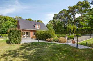 Plan je bezoek in via de website!Uiterst rustig gelegen in het gegeerde Hoog Linden ontdekken we deze charmante villa op een prachtig perceel van...