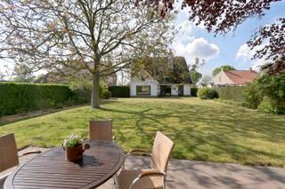 Deze tijdloze villa situeert zich op een mooi, groen perceel en geniet van een optimale ontsluiting.<br />Mits enige renovatie maakt u hier een exclusieve eigendom van.<br /><br />Het gelijkvloers is optimaal ingedeeld met, naast een statige inkom en gastentoilet, een ruime leefruimte met een uitbouw naar de achtertuin, een praktische keuken en een garage met wasplaats.<br />Er is tevens een kelder aanwezig.<br /><br />De verdieping beschikt over een ruime nachthal en telt drie ruime slaapkamers, waarvan één met twee aanpalende bergingen (sauna optioneel), evenals een ruime badkamer.<br />Er is eveneens een zolder aanwezig.<br /><br />De tuin en omgeving zijn uitzonderlijk.