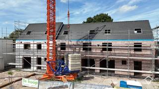 Rond de Mokkerkapel worden drie moderne BEN-woningen gebouwd op een toplocatie, op wandelafstand van scholen, winkels en openbaar vervoer. De woningen worden ontwikkeld met focus op maximaal wooncomfort, energiezuinigheid en een kwalitatieve afwerking.<br /><br />Lot 5 beschikt over een inpandige garage, een regenwaterput van 7.500 liter en een praktische zolder met extra mogelijkheden.<br /><br />De woning kan wind- en waterdicht aangekocht worden — ideaal voor wie de afwerking volledig naar eigen smaak wil bepalen.<br /><br />Wenst u meer informatie of een bezoek? Contacteer ons gerust.