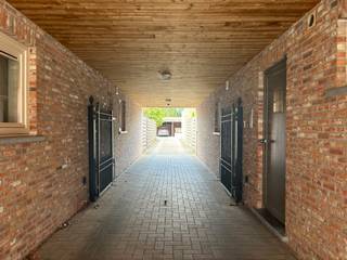 Ruime carport achter een recent appartementsgebouw.<br />De ligging is uiterst gunstig vlakbij het levendige dorpscentrum van Beerse.<br /><br />De carports zijn gelegen achter het appartementsgebouw dat afgesloten is van de straat door middel van een elektrische poort met afstandsbediening.