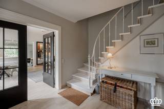 Exclusieve, charmante villa in een uitzonderlijk groen en rustgevend kader, met royale leefruimtes, 4 à 5 slaapkamers, 2 badkamers, garages...