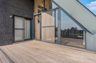 <p><span>Uitzonderlijk veel ruimte op een gunstige locatie te Minderhout / Hoogstraten </span></p><p><span>Dit luxe penthouse appartement combineert de ruimte van een woning met het comfort van een appartement! Grote leefruimtes, 4 slaapkamers, 2 badkamers, 2 terrassen, open karakter en mooie lichtinval. Extra ruimte nodig? Er is de mogelijkheid om een dubbele garage met private tuin en bijgebouw afzonderlijk aan te kopen.</span></p><p><span> </span></p><p><span>2e Verdieping</span></p><p><span>U betreedt het appartement via de inkomhal met gastentoilet en vestiairekast, en bij het binnenkomen van de woonruimte ervaart u het licht en de ruimte dankzij een grote vide en groot schuifraam aan de voorzijde van het appartement met toegang tot een ruim terras. De leefruimte omvat een zitgedeelte of TV kamer, eetkamer gedeelte en open leefkeuken. Zowel aan de voorzijde van het appartement als aan de achterzijde bevindt zich een terras. Van zonsopgang tot ondergang heb je altijd zon op 1 van de 2 terrassen en rond de middag op beide terrassen. Vanuit de keuken is er ook een ruime bijkeuken of berging bereikbaar. Aan de voorzijde van het appartement bevindt zich tevens een grote suite bestaande uit een slaapkamer met ingemaakte kasten en badkamer voorzien van douche, toilet, ligbad en wastafelmeubel. </span></p><p><span> </span></p><p><span>3e Verdieping<br />Via de design trap toegang tot de 3e verdieping met een polyvalente ruimte, ideaal als bureel met prachtig zicht naar buiten over de leefruimte heen. Aparte ruimte welke kan ingericht worden als wellness of bijkomende slaapkamer. Nog twee slaapkamers, tweede badkamer en wasplaats.</span></p><p><span> </span></p><p><span>Garage en bijgebouw</span></p><p><span>Aan de achterzijde van het gebouw bevinden zich meerdere garageboxen. Dit appartement biedt u de mogelijkheid om tegen een meerprijs van 45.000 euro een dubbele garagebox en private tuin met bijgebouw aan te kopen. De dubbele garagebox biedt plaats aan twee auto's en met een doorgang naar de private tuin ontstaan er nog bijkomende mogelijkheden; evenals het bijgebouw in deze aangelegde tuin welke volop privacy biedt. </span></p><p><span> </span></p><p><span>Bijzonderheden</span></p><p><span>Dit appartement is verrassend op meerdere manieren; de ruimte alsook de hoeveelheid licht en hoogte in het appartement, ruim van afmeting en toch heel gezellig, garage met private tuin! </span></p><p><span>Het eigendom is voorzien van luxe en comfort zoals uitgebreid alarm, airconditioning, ingemaakte kasten, kwaliteitsvolle materialen, etc. Verkoop onder registratierechten. Mogelijkheid tot aankoop tegen verlaagd tarief van 2%.</span></p><p><span> </span></p><p><span>Neem contact op met ons kantoor voor meer informatie.</span></p>