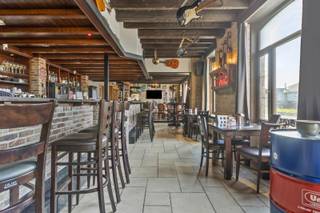 <span><span>Aan de rand van het stadscentrum van <strong>Diksmuide</strong>, stellen we u graag <strong>'Café De Keizershoek'</strong> voor. Deze goed draaiende, gezellige, bruine kroeg wordt gekenmerkt door zijn <strong>warme en uitnodigende sfeer</strong> en wordt op heden enkel geopend op vrijdag, zaterdag en zondag door uitbater Dennis, die sinds 2024 het café nieuw leven in blies. Het café is de ideale uitvalsbasis voor een ontspannen en gezellige middag of avondje uit en staat gekend voor zijn rockmuziek. Het interieur van het café creëert een <strong>volkse, gemoedelijke sfeer</strong> waar iedereen, zowel jong als oud, zich welkom voelt. Eén van de grote voordelen van 'Café De Keizershoek' is de <strong>ruime parkeergelegenheid</strong> achteraan het perceel. <br /><br /><u>De indeling is als volgt:</u><br />Gelijkvloers: <strong>café (ca. 100 m<sup>2</sup>)</strong> met ca. 50 zitplaatsen verdeeld over de grote toog, enkele tafeltjes en de verhoogde zithoek - sanitair klanten - droge kelder - bureel op de voutekamer - afzonderlijke keukenruimte - bijkeuken/voorraadberging.<br />Eerste verdieping: trap- en nachthal - slaapkamer 1 - slaapkamer 2 - <strong>ruime polyvalente ruimte (ca. 45 m<sup>2</sup>) geschikt als woonkamer of extra slaapkamer</strong> - badkamer uitgerust met douche en lavabo - apart toilet - wasplaats/berging.<br />Exterieur: parkeergelegenheid achteraan het perceel - terras - overkapping - <strong>dubbele garage/opslagruimte</strong>.<br /><br />Het handelshuis beschikt over <strong>energielabel E</strong> en een <strong>conform attest van elektrische keuring</strong>. Er wordt verwarmd op <strong>centrale verwarming</strong> op aardgas (privé en zaak hebben elk hun eigen CV-ketel).<br /><br /><u>Enkele troeven:</u></span></span>
<ul>
	<li><span><span>Geschikt zowel als <strong>opbrengsteigendom</strong> voor verhuur als voor <strong>eigen uitbating</strong>;</span></span></li>
	<li><span><span>Gekend in Diksmuide en omstreken;</span></span></li>
	<li><span><span>Meer dan voldoende parkeergelegenheid;</span></span></li>
	<li><span><span>Ruime privévertrekken op de eerste verdieping.</span></span></li>
</ul>
<span><span> Wenst u meer informatie of een bezoek ter plaatse? Bel Diksimmo op het nummer <strong>051 50 11 51 </strong>of mail naar <strong>diksmuide@diksimmo.be.</strong></span></span>