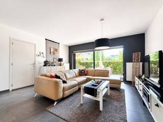 Instapklaar (bemeubeld) appartement met zuidwestgericht terras (28m²) nabij de Damse Vaart!<br /><br />In Residentie Elzes, op een aangename locatie nabij de Damse Vaart in Brugge, bevindt zich dit verzorgd en instapklaar gelijkvloers appartement. Een comfortabele woongelegenheid waar een aangename leefruimte, een praktische indeling en een uitzonderlijk ruim zonnige buitenruimte harmonieus samenkomen.<br /><br />Het appartement omvat volgende indeling: inkomhal - leefruimte met eetruimte en open keuken volledig uitgerust met de nodige toestellen en voorzieningen die eveneens zicht biedt op het terras - volwaardige slaapkamer met kastmogelijkheid - badkamer met ruime inloopdouche, dubbele lavabo en toilet - berging met wasplaats, waterontharder en aansluitingen voor de nodige huishoudtoestellen.<br /><br />Een absolute troef is het uitzonderlijk ruime zuidwestgerichte terras van maar liefst 28m². Deze royale buitenruimte biedt volop mogelijkheden om te ontspannen, te genieten van de namiddag- en avondzon of gezellig te tafelen in openlucht. Een bijkomende praktische proef is de extra toegang langs de achterzijde van het appartement.<br /><br />Daarnaast zijn er voldoende parkeermogelijkheden in de onmiddellijke omgeving en kunnen bewoners gebruikmaken van een gemeenschappelijke fietsenstalling.<br /><br />Het appartement biedt bovendien de mogelijkheid om gemeubeld te worden verkocht, waarbij de aanwezige meubelen, lichtarmaturen en gordijnen in de vraagprijs worden opgenomen. Dit maakt het appartement niet alleen bijzonder interessant voor eigen bewoning, maar biedt eveneens een aantrekkelijke opportuniteit als investering voor verhuur. Een volledig ingerichte woongelegenheid kan immers een extra troef vormen voor potentiële huurders die op zoek zijn naar een instapklaar appartement.<br /><br />Voor verdere informatie of vrijblijvend bezoek contacteer Céline op 0476/60 60 23 of mail naar celine@immax.be