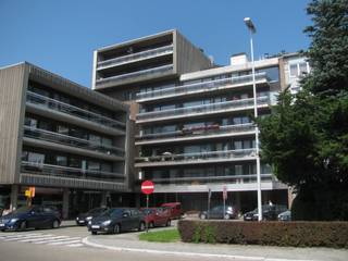 Dit zonnig appartement gelegen op de 5e verdieping in het hart van Strombeek-Bever, omvat: Inkomhal met vestiaire en wc, living, open...