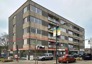 Voor een afspraak bel Kim 0473 72 33 62.Instapklaar, ruim appartement met 3 slaapkamers en een zuid gericht terras van 17,50m².Het appartement ligt...