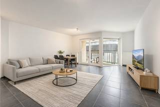 <strong>Heist-Aan-Zee: Instapklaar 2-slaapkamerappartement te koop op een uitstekende locatie met zijdelings zeezicht in Heist.</strong><br /><br />Vlakbij het gezellige Heldenplein en op wandelafstand van de zee, bevindt zich dit instapklare appartement met twee slaapkamers. Dankzij het zijdelings zeezicht geniet u hier dagelijks van een aangename vakantiesfeer. Ideaal voor zowel vaste bewoning als een tweede verblijf aan zee.<br /><br /><strong>Indeling: </strong><br />Inkomhal met gastentoilet, lichtrijke leefruimte met toegang tot het terras vooraan die zijdelings zeezicht biedt, geïnstalleerde open keuken, badkamer met ligbad en dubbele wastafel, berging/wasplaats, twee volwaardige slaapkamers, terras achteraan.<br /><br /><strong>Troeven: </strong>
<ul><li>Volledig instapklaar.</li><li>Zijdelings zeezicht.</li><li>Topligging nabij Heldenplein, strand, restaurants, winkels...</li><li>Private kelderberging en makkelijk toegankelijke fietsenberging.</li></ul>
Meer informatie? Contacteer Ayita op 0496 13 43 12. of via mail ayita@eraservimo.be