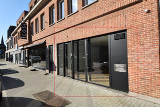<div><strong> Commercieel gelijkvloerse handelsruimte met voldoende parkeergelegenheid (straat), gesitueerd op toplocatie. <br /></strong></div>
<div>Deze gelijkvloerse handelsruimte is geschikt voor verschillende commerciële doeleinden zoals: verzekeringskantoor, bank, reisbureau, atelier, tandarts/ dokterspraktijk... </div>
<div><strong> Ligging:</strong> Retiesebaan 7 is gelegen in hartje Kasterlee, met veel passage &amp; in vlotte verbinding naar omliggende gemeenten/ steden. </div>
<div><strong> Indeling: </strong></div>
<div>•<span> </span>Inkomhal</div>
<div>•<span> </span>Bureau/ wachtruimte (90m²) met maatkasten</div>
<div>•<span> </span>3 bergingen, waaronder 1 technische ruimte (7m² in totaliteit)</div>
<div>•<span> </span>3 “glazen” kantoorruimten (11m² - 14,2m² en 10,6m²) waarvan eentje met maatkasten</div>
<div>•<span> </span>2 aparte toiletten (M/V/X) alsook douchecabine (13,3m² in totaliteit)</div>
<div>•<span> </span>Vergaderruimte (34,7m²) voorzien van akoestische panelen</div>
<div>•<span> </span>Keuken met zitruimte (29,4m²), voorzien van: keramische kookplaat inclusief afzuigkap, ijskast, diepvriezer, enkele spoelbak en een combi-oven</div>
<div><span></span></div>
<div><strong> Bijzonderheden: </strong></div>
<div>- Onmiddellijk beschikbaar</div>
<div>- Gunstig EPC: 205 kWh/(m²/jaar)</div>
<div>- Verwarming op elektriciteit</div>
<div>- Geen bijkomende gemeenschappelijke kosten</div>
<div>- Kosten voor elektriciteit en water vallen ten laste van de huurder(s)</div>