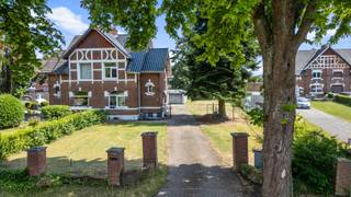 Bent u op zoek naar een karaktervolle woning met een ruim perceel, een rustige ligging én alle dagelijkse voorzieningen binnen handbereik? Dan is deze charmante halfopen bebouwing aan de Kastanjelaan 71 in Maasmechelen absoluut een bezoek waard.<br /><br />Gelegen op een royaal perceel van maar liefst 8a 50ca, geniet u hier van een heerlijke woonomgeving waar rust, privacy en ruimte centraal staan. De woning beschikt over een ruime tuin waar kinderen naar hartenlust kunnen spelen, waar u volop kunt genieten van zonnige dagen of uw eigen groene oase kunt creëren.<br /><br />Binnen treft u een aangename en lichtrijke leefruimte met een gezellige zithoek en eetplaats. Dankzij de grote raampartijen geniet u de hele dag van veel natuurlijk licht, wat zorgt voor een warme en uitnodigende sfeer. De woning biedt bovendien een uitstekende basis om volledig naar eigen smaak verder af te werken of te moderniseren.<br /><br />De ligging is zonder meer een van de grootste troeven. In deze rustige straat woont u in alle sereniteit, terwijl winkels, supermarkten, scholen, openbaar vervoer en belangrijke verbindingswegen zich op korte afstand bevinden.<br />Ook voor ontspanning en vrije tijd zit u hier uitstekend. Maasmechelen Village ligt op minder dan vijf minuten rijden, ideaal voor een dagje shoppen of een gezellige lunch. Daarnaast bevindt u zich vlak bij het prachtige Terhills en het Nationaal Park Hoge Kempen, waar eindeloze wandel- en fietsroutes op u wachten.<br /><br />Maasmechelen staat bekend om zijn veelzijdige culinaire aanbod. Van gezellige brasserieën en sfeervolle bistro's tot authentieke Italiaanse, Turkse, Libanese, Mediterrane en Aziatische restaurants: er is voor ieder wat wils. Of u nu zin heeft in een uitgebreide lunch, een gastronomisch diner of een gezellige avond met vrienden, u vindt het allemaal op slechts enkele minuten van de woning<br /><br />Wens jij deze karaktervolle woning te bezichtigen? Aarzel niet en neem contact met ons op, we staan voor je klaar!<br />Tel.: 0032 497 84 48 80<br />E-mail: info@caenenvastgoed.be<br /><br />Tot binnenkort!<br />