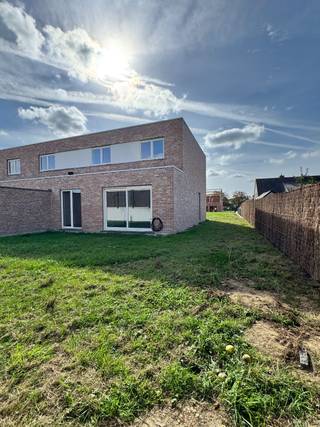 Droom je van een gloednieuwe woning waar je meteen kan intrekken, zonder zorgen? In het charmante Langemark-Poelkapelle, tussen de Zonnebekestraat en Blikstraat, wacht jouw nieuwe thuis op je. Gelegen nabij winkels, scholen en openbaar vervoer woon je hier niet alleen rustig, maar ook bijzonder praktisch.<br /><br />Deze moderne nieuwbouwwoning (lot 22) combineert comfort, ruimte en een warme, landelijke ligging. Binnenkomen doe je via een uitnodigende inkomhal die je leidt naar een lichtrijke woon- en eetruimte – de ideale plek om samen te genieten van elk moment. De open keuken vormt het hart van de woning en kan volledig naar jouw smaak worden ingericht. Daarnaast is er een praktische berging en een garage voor extra gemak. Op de bovenverdieping vind je drie volwaardige slaapkamers en een stijlvolle badkamer, perfect afgestemd op hedendaags wooncomfort.<br /><br />Het leukste? Alles is voor jou afgewerkt tot in de puntjes, zodat jij enkel nog hoeft te verhuizen en te genieten.<br /><br />Een instapklare nieuwbouwwoning, volledig afgewerkt naar jouw wensen, op een topligging… Dat is wonen zoals het hoort. Benieuwd? Neem vandaag nog contact op en ontdek jouw toekomstige thuis.<br /><br />EPB: woning in aanbouw<br /><br />Benieuwd? Contacteer ons voor meer info.<br /><br />Deze prijs is exclusief kosten notaris, registratierechten en BTW