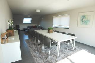 IEPERSESTRAAT 335/2.1 - ROESELARE<br /><br />Ruim duplexappartement met 3 slaapkamers, terras en garage te Roeselare<br /><br />Dit zeer ruime duplexappartement is gelegen op de tweede verdieping aan de Iepersestraat 335 in Roeselare en geniet van een vlotte bereikbaarheid langs een belangrijke invalsweg. Met de wagen bereikt u het stadscentrum in minder dan 5 minuten en de autosnelweg in ongeveer 5 à 10 minuten.<br /><br />Het appartement omvat een inkomhal met apart toilet, een zeer ruime en lichtrijke woonkamer met toegang tot het dakterras en een modern en kwaliteitsvol ingerichte keuken met natuurstenen werkblad en alle nodige inbouwtoestellen. Aansluitend bevindt zich een praktische wasplaats/berging met extra spoelbak. Verder is er een badkamer met ligbad en douchemogelijkheid en een lavabomeubel.<br /><br /><br />Op de duplexverdieping, volledig voorzien van laminaat, bevindt zich een ruime hal met toegang tot drie volwaardige slaapkamers, waarvan één bijzonder ruime kamer. Daarnaast is er een tweede badkamer uitgerust met een douche, lavabomeubel en extra toilet. Ook beschikt deze verdieping over een ruime berging.<br /><br />Het appartement is overal voorzien van vaste vliegenramen, eveneens aan het grote schuifraam dat toegang geeft tot het terras. Dankzij het aanwezige zonne-energiesysteem wordt warm water op een energiezuinige manier geproduceerd.<br />Achteraan op het terrein beschikt het appartement bovendien over een eigen garage, nummer 15, die inbegrepen is.<br /><br />Syndickosten: €40,00<br />Beschikbaar vanaf 01/12/2026.