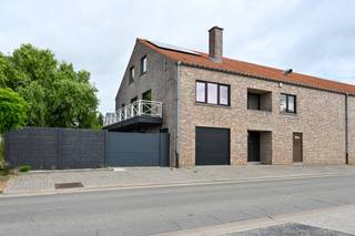 <p>Ontdek de mogelijkheden van deze ruime woning aan de Singellaan 16B in Halen! Met een indrukwekkende oppervlakte van 270m² is dit de ideale kangoeroewoning, perfect voor meerdere generaties onder één dak, of wat extra ruimte voor het uitoefenen van een beroep van thuis uit.<br /><br /><span>Geniet van het gemak! Deze woning, gelegen in het hart van Halen, biedt alles binnen handbereik. Winkels, supermarkten en andere voorzieningen bevinden zich op wandelafstand. Bovendien zijn de op- en afritten van de snelweg vlot bereikbaar.</span></p>
<p>Even over de woning:<br />De bovenverdieping is reeds grotendeels gerenoveerd, terwijl de benedenverdieping al is voorzien van een groot deel van de renovatiewerken, waardoor u de kans krijgt om deze volledig naar eigen smaak af te werken. Gebouwd in 1988 en volledig asbestvrij, geniet u hier van een zorgeloze toekomst.</p>
<p>Dankzij het gunstige EPC-label B is er geen renovatieverplichting, wat een aanzienlijke besparing oplevert. Bovendien kan je zorgeloos genieten van de buitenlucht op het gezellige terras.</p>
<p><strong>Kenmerken:</strong></p>
<ul>
<li>Adres: Singellaan 16B, Halen</li>
<li>Oppervlakte: 270m²</li>
<li>Bouwjaar: 1988</li>
<li>Type: Potentiële Kangoeroewoning/prakijkruimte</li>
<li>Renovatie: Gedeeltelijk gerenoveerd</li>
<li>Asbest: Asbestvrij</li>
<li>EPC: B (geen renovatieverplichting)</li>
<li>Extra: Groot Terras</li>
<li>Super locatie</li>
</ul>
<p>Mis deze unieke kans niet en contacteer ons vandaag nog voor een bezichtiging!<br /><br />demervallei@weinvest.be<br />niels.wouters@weinvest.be</p>