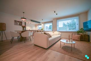 Ontdek dit goed onderhouden en hoogwaardig afgewerkt appartement met drie slaapkamers dat geniet van een bewoonbare oppervlakte van maar liefst 105 m² (volgens het EPC-attest). Het appartement bevindt zich op de eerste verdieping van de residentie 'Velodroom' en geniet van een uitstekende centrale ligging op wandelafstand van het centrum van Ingelmunster. Indeling: Ruime inkomhal met gastentoilet en toegang tot de lichtrijke, ruime leefruimte met open keuken (voorzien van inductie kookplaat, oven, microgolf, koelkast, diepvries, dampkap, vaatwasmachine en dubbele spoelbak) met annex berging. Verder beschikt het appartement over drie slaapkamers waarvan één met aansluitend de badkamer (voorzien van bad, inloopdouche en wastafel). Via de slaapkamers kan u het aangenaam terras met extra berging bereiken. Zeer gunstige ligging| Verwarming op elektriciteit (infrarood) | Lift | Inclusief verlichtingsarmaturen en gordijnen| Provisie gemeenschappelijke kosten: 60 EUR/maand | <strong>Beschikbaar vanaf 15 januari 2026 </strong>| Mogelijkheid tot overnemen van de meubels | Julie organiseert voor dit appartement de bezoeken ter plaatse, mits het maken van een afspraak.