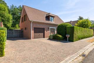 Rustig en groen wonen met alle ruimte voor het hele gezin? Deze verzorgde woning aan de Lode Baekelmanslaan 5 ligt in een rustige kindvriendelijke wijk in Kapellen, een gemeente die bekendstaat om haar vele bossen en natuurgebieden. <br /><br />De woning werd gebouwd in 1988 en biedt een bewoonbare oppervlakte van circa 172,5 m². Dankzij de ruime oprit, inpandige garage, royale leefruimtes en fraai aangelegde tuin vormt ze een aantrekkelijke thuis voor gezinnen die op zoek zijn naar rust, ruimte en privacy.<br /><br />Op het gelijkvloers kom je binnen via de ruime inkomhal. De gezellige leefruimte biedt plaats aan een volwaardig salon en een comfortabele eetkamer. Grote ramen zorgen voor veel natuurlijk licht en een mooi contact met de tuin.<br /><br />De afzonderlijke keuken is uitgerust met onder meer een kookplaat, dampkap, koelkast met vriesvak, microgolfoven en een dubbele spoelbak. Vanuit de keuken bereik je de ruime veranda.<br />Verder bevinden zich op het gelijkvloers een afzonderlijk gastentoilet en een inpandige garage.<br /><br />Op de eerste verdieping kan u drie volwaardige slaapkamers (18, 15 en 11 m²) terugvinden. De badkamer is ingericht met een bad, douche, dubbele wastafel en toilet.<br /><br />Een vaste zolderruimte zorgt voor extra praktische bergruimte. <br /><br />Buiten geniet je van een verzorgde, groene tuin met veel privacy.<br /><br />Troeven<br />+ Drie volwaardige slaapkamers<br />+ Ruime woning<br />+ Veranda aanwezig<br />+ Garage met oprit aanwezig<br />+ Leuke tuin met veel privacy<br />+ Ruime zolder aanwezig<br />+ TOP locatie<br /><br /><br />Heeft u interesse in deze mooie woning? Neem dan contact op met VB Vastgoed via 03 337 50 70 of info@vbvastgoed.be.