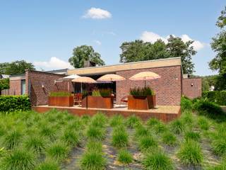 Instapklare bungalow met onderhoudsvriendelijke tuin op een toplocatie in Maasmechelen en op slechts 200 meter van Nationaal Park De Hoge Kempen. Deze bloeiende omgeving biedt een overvloed aan toeristische mogelijkheden waaronder eindeloze wandel- en fietsroutes, een uitgebreid mountainbikenetwerk, wellness bij Elaisa, het Blotevoetenpad in Zutendaal en het bruisende Maastricht op korte afstand. Een ideale uitvalsbasis voor natuurliefhebbers en levensgenieters. Zie jij je hier zelf wonen of bekijk je het als een perfect renderende investering in een geliefde toeristische omgeving? Alles is hier mogelijk!<br /><br />'Maison Clement' werd tussen 2019-2020 grondig gerenoveerd met aandacht voor energieprestatie en het smaakvol afwerken met hedendaags comfort.<br /><br />De indeling is als volgt:<br /><br /><strong>GELIJKVLOERS</strong><br />-Inkomhal.<br />-Royale woonkamer van maar liefst 49m2 die één open en lichtrijk geheel vormt tussen de eethoek en de living. Van hier uit bereik je ook het zonovergoten terras aan de voorzijde.<br />-Hedendaagse keuken (13,76m2) met eiland voorzien van alle comfort: halogeenkookplaat, afzuigkap, oven, magnetron, vaatwasser, koelkast en diepvries.<br />-Nachthal met apart toilet.<br />-Drie ruime slaapkamers (17,12m2 - 15,20m2 - 13,49m2) waarbij de masterbedroom beschikt over een ensuite badkamer met lavabo en luxe douche.<br />-Tweede badkamer (6,40m2) uitgerust met wandkast met dubbele lavabo en een inloopdouche.<br /><br /><strong>KELDER</strong><br />-De woning is volledig onderkelderd en beschikt over een handige garage van maar liefst 49,73m2 die via de achterkant toegankelijk is. Daarnaast is er nog meer dan voldoende bergruimte of potentiele recreatieruimte voor gasten.<br /><br /><strong>PERCEEL</strong><br />-De woning ligt op een perceel van 7a31ca en geniet van een ruime, onderhoudsvriendelijke tuin met een gezellige <span>tikibar zodat gasten ook rustig buiten kunnen profiteren van hun eigen woning.<br /><br />De aanwezige inboedel kan ook overgenomen worden.<br /><br />Contacteer ons gerust voor extra info of een bezoek ter plaatse. </span>