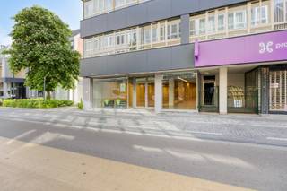 Dit handelspand met een oppervlakte van ca. 376 m² is gelegen in de Statiestraat in het hartje van Mol. Het pand beschikt over 2 grote vitrines waardoor je geniet van veel visibiliteit.<br /><br />Het handelspand kan opgedeeld worden in een winkel, kantoor met magazijn,... . Achteraan de commerciële ruimte is er toegang naar het magazijn, dat kan dienen als opbergruimte. Verder is er een keuken, technische ruimte en toilet. De keuken kan perfect ingericht worden als eetruimte voor het personeel.<br /><br />Het pand leent zich voor een commerciële bestemming zoals een kledingwinkel, voedingswinkel en andere diverse doeleinden.<br /><br />** stedenbouwkundige inlichtingen in aanvraag**<br /><br />Dit pand is onderworpen aan de renovatieverplichting van de Vlaamse overheid voor niet-residentiële gebouwen (behoudens bij sloop binnen 5 jaar na de aankoop). Consulteer voor meer informatie de website van het Vlaams Energie- en Klimaatagentschap via https://www.vlaanderen.be/bouwen-wonen-en-energie/niet-residentiele-gebouwen/verplichtingen-voor-niet-residentiele-gebouwen/renovatieverplichting-voor-niet-residentiele-gebouwen<br /><br />Deze eigendom komt tevens in aanmerking als bouwgrond voor een halfopen bebouwing waarbij je onder voorwaarden kan genieten van het verlaagd BTW tarief van 6% voor sloop &amp; heropbouw (<br />https://fin.belgium.be/nl/particulieren/woning/bouwen-verbouwen/afbraak-wederopbouw/permanente-maatregel).