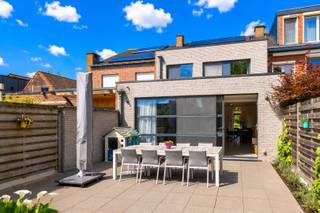 Instapklare, verzorgde en solide woning (2006) die ruimte, comfort en energiezuinigheid combineert. Ideaal gelegen aan de stadsrand in een rustige buurt vlakbij het station, winkels en grootwarenhuizen, scholen en de ringweg. Met maximale buitenbeleving dankzij de ruime tuin met zonneterras en zwembad. Ook het interieur geeft een optimaal ruimtelijk gevoel dankzij o.a. de lichtrijke leefruimte met open keuken, drie ruime slaapkamers en de afgewerkte zolderverdieping.<br />Indeling
<br />GLV: ruime inkomhal met gastentoilet
; riante woonkamer met open, volledig uitgeruste keuken met merktoestellen; (technische) berging met plaats voor WM/DK. De ruime, inpandige garage biedt plaats voor een wagen, fietsen, ...<br />Tussenverdieping: ruime nachthal met directe toegang tot 3 ruime slaapkamers en badkamer met bad, dubbele wastafel, inloopdouche en toilet
<br />Bovenverdieping: volledig afgewerkte zolderruimte met thuisbureel. Mogelijkheid tot 4de en zelfs 5de slaapkamer. <br />Exterieur: mooie tuinzone met zonneterras, onderhoudsvriendelijk aangelegd. Met zwembad en poolhouse.<br />De oprit biedt plaats voor 2 wagens.<br />Kenmerken: <br />+ Verwarmd zwembad<br />+ Gunstig EPC (B)
<br />+ 24 zonnepanelen<br />+ Elektriciteit conform
<br />+ Aluminium profielen (3-dubbel glas)<br />+ Chargerbox<br />+ Onderkelderd (kruipruimte)<br />Ruimte, kwaliteit en comfort staan hier centraal. Dat betekent zorgeloos verhuizen en meteen genieten.<br />Zal deze woning uw nieuwe thuis worden? Contacteer ons via 0479 01 00 00 of info@avantivastgoed.be