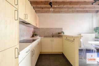 Op het gelijkvloers vindt u een inkomhal, gastentoilet en keuken met eetruimte. Hier is ook ruimte voorzien voor de plaatsing van een wasmachine...