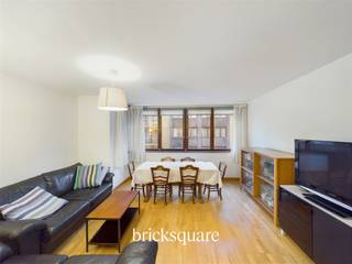 Ontdek dit lichte appartement van 72 m² (1 slaapkamer / 1 badkamer) in uitstekende staat, gelegen in de rustige wijk Hof te Ophem. Je zult dol zijn op de strategische ligging, de royale leefruimte en het prachtige licht.Dit appartement ligt op de 2e verdieping van een goed onderhouden gebouw en bestaat uit een hal, een ruime woonkamer met een volledig uitgeruste open keuken, een comfortabele slaapkamer met toegang tot een terras op het westen, een badkamer met wasruimte en een apart toilet.Ramen met dubbele beglazing, elektriciteit volgens de voorschriften, toegangstelefoonLage gemeenschappelijke kosten: minder dan €100 per maandLage verwarmings- en elektriciteitskosten: ongeveer €70 per maandVraagprijs: €205,000(Extra overdekte parkeerplaats vereist voor €15.000)Neem voor meer informatie contact op met BrickSquare op 02/315.25.13 of bezoek onze website: www.bricksquare.be