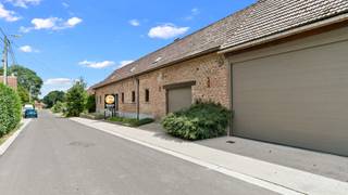 EERSTE BEZOEKDAG DONDERDAG 20/08 VAN 15u00 TOT 18u00 (enkel op afspraak!!)<br /><br />HERNE - Authentieke vierkantshoeve op 1,21 ha met grote loods<br /><br />In het landelijke Herne bevindt zich deze karaktervolle hoeve op een prachtig perceel van maar liefst 1,21 hectare. <br />Deze eigendom biedt een unieke combinatie van authenticiteit, ruimte en tal van mogelijkheden voor wie op zoek is naar een renovatieproject met een uitzonderlijk potentieel.<br /><br />De prachtige, volledig omsloten binnenkoer vormt zonder twijfel één van de absolute blikvangers van deze eigendom. Ze biedt privacy en onderstreept het unieke karakter van deze hoeve. <br /><br />De woning zelf beschikt op het gelijkvloers over een ruime inkomhal, een apart toilet, een praktische berging, een gezellige woonkamer met aansluitende eetkamer, een keuken, een bureau en een archiefruimte. Op de verdieping vindt u vier volwaardige slaapkamers, een dressing en een badkamer. De bestaande indeling vormt een uitstekende basis om de woning volledig naar eigen smaak en hedendaagse wooncomfort te renoveren.<br /><br />Ook de bijgebouwen maken deze eigendom bijzonder interessant. De ruime schuur of werkplaats van ongeveer 180 m² biedt tal van mogelijkheden voor opslag, stalling, een zelfstandige activiteit of het uitoefenen van een hobby. Daarnaast zijn er nog verschillende extra opslagruimtes/stallingen aanwezig, waardoor ruimte hier nooit een beperking vormt.<br /><br />Met een totale perceeloppervlakte van 1,21 hectare is deze eigendom bovendien een ideale uitvalsbasis voor paardenliefhebbers, dierenhouders of iedereen die wil genieten van het landelijke leven met voldoende buitenruimte. Een eigendom waar karakter en mogelijkheden samenkomen en die wacht op een nieuwe eigenaar om haar opnieuw tot leven te brengen.<br /><br />Een zeldzame kans voor wie op zoek is naar een hoeve met uitzonderlijke volumes en een landelijke toplocatie.<br />Aarzel niet ons te contacteren voor meer informatie of een bezoek: 053/60.65.66