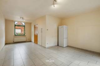 In de Guido Gezellelaan in Hamme bieden wij deze charmante gesloten bebouwing te koop aan. De woning is centraal gelegen, vlak bij de tennisclub, het Tweebruggenplein en het voetbalplein.<br />De woning heeft een logische en praktische indeling. Via de aparte inkomhal bereikt u zowel de trap naar de eerste verdieping als de trap naar de droge kelder. Op het gelijkvloers bevindt zich een lichtrijke woonkamer met toegang tot een buitenkoer achteraan het perceel. Aansluitend aan de woonkamer ligt de keuken, met daarachter een wasruimte en een apart toilet.<br />Op de eerste verdieping bevindt zich een ruime slaapkamer aan de achterzijde van de woning. Daarnaast is er een badkamer met wastafel, bad en douche. Aan de voorzijde van het perceel is er nog een extra ruimte die ideaal kan dienen als bureau.<br />De zolderverdieping biedt plaats aan een tweede ruime slaapkamer met Velux-raam.<br />Heeft u interesse om deze woning in het echt te ontdekken? Neem dan gerust contact op met ons kantoor via felix@uw-huis.be
 of bel naar 052 46 38 03.