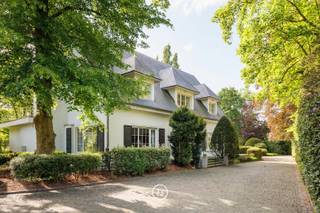 Verborgen achter een indrukwekkende oprijlaan ontvouwt zich het Domein van Lachenen: een charmante villa uit de jaren ‘60, voorzien van...