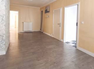 <p><span>Ligging<br />/ centrale locatie, charmante omgeving, op een gezellig plein<br />/ voldoende parkeergelegenheid<br />/ vlotte verbinding<br /><br />Indeling<br />Je komt binnen via de inkomhall die toegang geeft tot de mooie leefruimte met aansluitend de ingerichte, praktische keuken. Perfect voor culinaire liefhebbers. Achter de keuken is er nog een extra berging (met aansluiting wasmachine) en een toilet. Er is een handige zij-ingang en een achterinkom. In de kelder kan je nog extra spullen en voedingswaren kwijt. De verharde patio-buitenruimte biedt privacy en rust. Hier kan je een gezellig hoekje creeëren.<br />Boven zijn er 2 ruime slaapkamers en een dressing. De badkamer is compleet met dubbele lavabo, een ligbad met douchescherm en een toilet.<br />De ruime zolder biedt nog extra veel opslagmogelijkheden.<br /><br />Gerenoveerd:<br />/ EPC-label C<br />/ asbestvrij<br />/ conforme electriciteit<br /><br />Huurprijs<br />950,00 euro / maand<br /><br />Vrij<br />onmiddellijk<br /><br />Bezoek<br />Gelieve 'jouw huurprofiel' hieronder in te vullen om een aanvraag voor bezoek te doen. Als er een bezoekmoment ingepland wordt en uw profiel voldoet aan de verwachtingen, zal u normaal gezien gecontacteerd worden. Gelieve er rekening mee te willen houden dat er voor sommige woonhuizen heel veel aanvragen binnenkomen en wij niet altijd in de mogelijkheid zijn alle aanvragers te contacteren of een bezoekmoment te geven.</span></p>