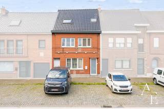 Exclusief te koop bij Access Estate – Instapklare, energiezuinige woning met royale tuin en garagebox<br /><br />BEZOEKDAG ZONDAGVOORMIDDAG 5 juli - TUSSEN 10u EN 12u op afspraak!<br />Plan uw bezoek via sms of WhatsApp op 0475 92 30 35.<br /><br />Deze prachtig gerenoveerde woning in Wichelen combineert ruimte, comfort en energiezuinigheid op een perceel van 742 m². De absolute blikvanger is de diepe, zonnige tuin met open uitzicht, aangelegd terras en achteraan toegang tot de aparte garagebox. Er is tevens een zijingang met berging voor fietsen en andere meer te plaatsten.<br /><br />Binnen geniet u van een lichtrijke leefruimte, een volledig uitgeruste keuken met zicht op de tuin, en eeen eveneens vernieuwde kelder en een apart gastentoilet. Op de verdiepingen bevinden zich 4 slaapkamers en 2 bad-/douchekamers met toiletten.<br /><br />Troeven:<br />✔ Heel dure en kwalitatieve totaalrenovatie!<br />✔ Instapklaar en uitstekend onderhouden!<br />✔ EPC-label C<br />✔ Elektrische keuring conform!<br />✔ Asbestveilig!<br />✔ Aparte garagebox!<br />✔ Vernieuwde kelder met garantie<br />✔ Volledig omheinde tuin!<br />✔ Regenwaterput<br />✔ Parkeergelegenheid/toegang achter aan de tuin voor 1 wagen!<br /><br />Dankzij de centrale ligging bevinden winkels, scholen, openbaar vervoer en het station zich op korte afstand.<br />Dit pand heeft een ideale ligging tussen Gent en Aalst/Brussel!<br /><br />Een ideale gezinswoning met een uitzonderlijke tuinbeleving. Plan vandaag nog uw bezoek!