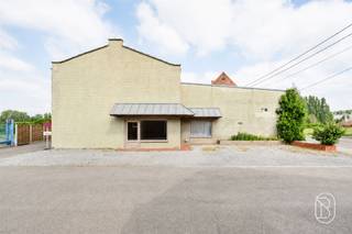 <p>Te koop: Polyvalent gebouw: loods, magazijn of handelsruimte in Ooigem!<br /><br />Op een centrale en vlot bereikbare locatie in Ooigem bevindt zich dit veelzijdige bedrijfsgebouw met een bruikbare vloeroppervlakte van maar liefst ca. 370 m². Dankzij de flexibele indeling biedt dit pand tal van mogelijkheden voor zelfstandigen, ambachtslieden, ondernemers of investeerders.<br /><br />Wat maakt dit pand uniek?<br />Het gebouw beschikt over een ruime loods, magazijn- of winkelruimte die volledig naar eigen noden kan worden ingericht. De automatische sectionale poort zorgt voor een vlotte toegankelijkheid, terwijl de private parking plaats biedt aan vijf wagens. Verder is het pand voorzien van aardgasverwarming, stadswater, elektriciteit en een alarmsysteem. Bovendien is het gelegen in woongebied, waardoor het eveneens interessant is als bouwgrond of ontwikkelingsproject.<br /><br />Voor wie is dit ideaal?<br />Ideaal voor zelfstandigen, KMO's of ondernemers die op zoek zijn naar een veelzijdige bedrijfsruimte met uitstekende bereikbaarheid. Ook interessant voor investeerders of ontwikkelaars dankzij de ligging in woonzone en de diverse gebruiksmogelijkheden.<br /><br />Te koop via Immo Beguin, jouw vastgoedexpert sinds 2009, met kantoren in Ronse, Waregem, Kortrijk, Deinze, Doornik en Lessines.<br /><br />Meer info of een bezoek? Contacteer charlotte@immobeguin.be</p>
