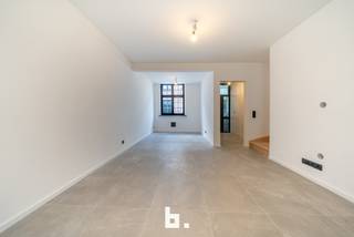 Bezoekmomenten op vrijdag 22/8 en zaterdag 23/8. Inschrijven via onze www.bricx.be.Deze instapklare woning bevindt zich op een absolute toplocatie te...