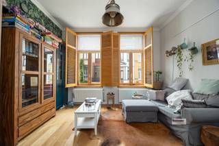 <p><span>Op een fijne locatie in de Zegepraalstraat 21 te Borgerhout bevindt zich dit charmante en uitstekend onderhouden appartement, verdeeld over drie speelse woonniveaus. Dankzij de bijzondere indeling, de warme materialen en de verzorgde afwerking geniet dit appartement van een uniek karakter en een aangename, huiselijke sfeer.</span></p><p><span>Bij het betreden van het appartement valt meteen de gezellige inrichting op. De lichtrijke leefruimte met mooie houten vloer, hoge ramen en stijlvolle accenten sluit aan op de eetruimte. Enkele treden lager bevindt zich de volledig ingerichte keuken met kookeiland, voorzien van de nodige toestellen en heel wat kastruimte.</span></p><p><span>Via de karaktervolle trap bereiken we de hoger gelegen niveaus, waar zich een ruime slaapkamer en een verzorgde badkamer met inloopdouche en wastafelmeubel bevinden.</span></p><p><span>Het appartement verkeert in uitstekende staat en combineert hedendaags wooncomfort met authentieke elementen, zoals de houten binnendeuren en de karaktervolle bakstenen muren.</span></p><p><span>Ook technisch scoort deze eigendom bijzonder goed: EPC-label B, een conforme elektrische installatie en een asbestveilig attest.</span></p><p><span>Dankzij de gunstige ligging in Borgerhout bevinden winkels, openbaar vervoer en andere voorzieningen zich op korte afstand. Bovendien is het centrum van Antwerpen vlot bereikbaar.</span></p><p><span>Een instapklaar appartement met karakter, een verrassende indeling en een uitstekende energiescore. Ideaal voor starters, alleenstaanden of koppels!</span></p><p><span> </span></p><p><span>Interesse? Contacteer ons voor meer informatie of een bezoek ter plaatse!</span></p>