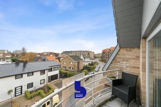 Op een steenworp van het strand, in het charmante Bredene, stellen wij dit ruime appartement te koop. Dankzij de uitstekende ligging bevinden tal...