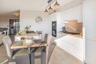 <p>Ben je op zoek naar een instapklaar appartement op een rustige, maar toch centrale locatie? Dan is dit appartement aan het vaarwater precies wat je zoekt.</p><p>Het appartement is gelegen in het hartje van Willebroek en geniet van een bijzonder idyllische ligging met prachtig zicht op het water.</p><p>Via de ruime inkomhal betreden we het appartement. Een elegante smeedijzeren deur leidt ons naar de lichtrijke woonkamer, waar de grote raampartijen zorgen voor een overvloed aan natuurlijk licht. De woonkamer sluit mooi aan op de keuken, waardoor een open en gezellige leefruimte ontstaat waar het aangenaam vertoeven is.</p><p>Het appartement beschikt over twee ruime slaapkamers. In de master bedroom is er airconditioning aanwezig en vanuit deze kamer heeft u rechtstreeks toegang tot het terras aan de achterzijde van het gebouw. De badkamer werd enkele jaren geleden volledig vernieuwd en is modern en praktisch ingericht. Daarnaast is er ook een apart toilet aanwezig.</p><p>Ook aan buitenruimte ontbreekt het hier niet. Op het terras kan u in alle rust genieten van een prachtig uitzicht van het water. Dankzij de zonneluifel kan u hier zowel van de zon als van een aangename schaduwplek geniet. De gemeenschappelijke tuin staat eveneens tot uw beschikking en vormt een aangename plek om buiten te genieten van de groene omgeving.</p><p>Parkeren vormt geen enkel probleem dankzij de ondergrondse staanplaats. Verder beschikt het appartement over voldoende bergruimte, waaronder een kelderberging en een handige buitenberging op het terras.</p><p>De ligging is ook een grote troef. Het appartement bevindt zich in het centrum van Willebroek, op wandelafstand van winkels, horeca en openbaar vervoer. Daarnaast vormt het de ideale uitvalsbasis voor ontspannende wandel- en fietstochten langs het water en in de groene omgeving.<br /><br />Na de opmaak van het EPC werden nog enkele verbeteringen uitgevoerd, waaronder een nieuw raam aan de voorgevel, de installatie van airconditioning en een nieuwe gasbrander. Dit kan ervoor zorgen dat de energieprestatie inmiddels nog gunstiger is.</p><p>Het appartement is bovendien uitgerust met een waterverzachter en een videofoon voor extra comfort en veiligheid.</p><p>De maandelijkse vaste kosten bedragen €120.</p><p></p><p>Verplicht bij aan te kopen: de ondergrondse staanplaats en berging, met een totale waarde van € 20.000.</p><p></p><p>Stedenbouwkundige inlichtingen: Vg, Wg en Amb, Gmo, Vkr, Gvv</p>