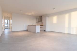 <p>Dit recente appartement gelegen te Deurne op de vijfde verdieping beschikt over 2 slaapkamers, ruime leefruimte met uitgeruste keuken, apart toilet, badkamer met douche en terras. Zeer gunstige ligging, openbaar vervoer en winkels zijn vlakbij! De residentie voorziet een afgesloten fietsenstalling en ondergronds een private autostaanplaats en extra kelderberging. Provisie gemeenschappelijke kosten: €80,00 per maand Vanaf 01/07/2026 beschikbaar!</p>