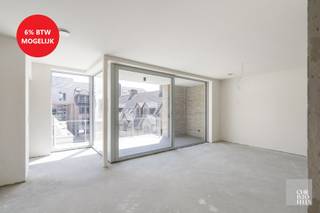 <strong>INDELING </strong><br /><br /><span>Dit nieuwbouwappartement is gelegen op de tweede verdieping van Residentie Unique en is voorzien van een inkomhal, ruime leefruimte met open keuken en een aansluitend terras (13m</span><sup>2</sup><span>) met zicht op het Schumanplein. Verder is er een berging met</span><span> aansluitingen voor wasmachine en droogkast</span><span>, een nachthal, 2 slaapkamers, een badkamer en apart toilet. </span><br /><br /><span>Het gebouw beschikt bovendien over een ondergrondse parkeergarage, exclusief voor bewoners. Elk appartement heeft de mogelijkheid tot aankoop van een autostandplaats. Verder is er de mogelijkheid om een aparte kelderberging aan te kopen. De parkeergarage is toegankelijk via het Europaplein en beschikt eveneens over een fietsenstalling.</span><br /><br /><span>Alle verdiepingen zijn toegankelijk via een geïntegreerde lift vanuit de kelderverdieping. </span><em><br /><br /></em><strong>AFWERKING<br /><br /></strong><span>Residentie Unique geeft u tot slot alle vrijheid. De afwerking van dit appartement kan nog naar eigen wens ingevuld worden volgens de budgetten en in de geselecteerde toonzalen opgenomen in het lastenboek.</span><br /><br /><span>In ieder geval zijn de appartementen uitstekend geïsoleerd, zowel akoestisch als thermisch en beschikken ze over een E-peil kleiner dan 30. De appartementen worden van een warmtepomp en vloerverwarming voorzien. Zo kan je in elk seizoen op verantwoorde wijze genieten van een comfortabel binnenklimaat. </span>