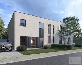 <br />In de <strong>Octavie Ceyssensstraat</strong>, een <strong>uiterst rustige en doodlopende straat</strong> op het <strong>’t Locht te Eksel</strong>, bieden wij deze <strong>nieuw te bouwen halfopen bebouwing</strong> aan. Deze ligging staat garant voor <strong>absolute rust, veiligheid en woonkwaliteit</strong>, met enkel plaatselijk verkeer en een aangename, groene omgeving. Een ideale plek voor wie wil genieten van een <strong>zorgeloze en ontspannen woonbeleving</strong>, ver weg van drukte maar toch vlot bereikbaar.<br />De woning wordt aangeboden <strong>casco wind- en waterdicht</strong>, met de mogelijkheid om deze <strong>volledig op maat verder af te werken</strong>:
<ul>
<li><span><strong>Casco+ afwerking</strong>, of</span></li>
<li><span><strong>Volledig afgewerkt</strong>, waarbij <strong>materialen, technieken en afwerkingsgraad volledig bespreekbaar zijn</strong> en afgestemd worden op jouw persoonlijke smaak en budget.</span></li>
</ul>
De indeling van de woning is doordacht en functioneel en omvat onder meer:
<ul>
<li><span><strong>3 volwaardige slaapkamers</strong></span></li>
<li><span>Een ruime, lichtrijke leefruimte met open keuken</span></li>
<li><span>Moderne architectuur met hedendaags wooncomfort</span></li>
<li><span>Praktische indeling</span></li>
</ul>
Daarnaast wordt de woning gerealiseerd <strong>volgens de nieuwste en strengste isolatie- en energienormen</strong>, wat resulteert in een <strong>energiezuinige woning</strong> met een hoog comfortniveau en lage verbruikskosten. Dit maakt de woning niet alleen toekomstgericht, maar ook een <strong>slimme en duurzame investering</strong>.<br />De ligging in <strong>’t Locht te Eksel</strong> is een absolute meerwaarde: een rustige woonomgeving met een <strong>aangename dorpssfeer</strong>, nabij groen, wandel- en fietsroutes, scholen en lokale voorzieningen. Dankzij de vlotte verbindingen combineert deze locatie <strong>rustig wonen met een praktische bereikbaarheid</strong>.<br />Ben je op zoek naar een <strong>nieuwbouwwoning op een uitzonderlijke ligging</strong>, waar je vanaf het begin <strong>maximale inspraak</strong> hebt in de afwerking? Dan is dit een unieke kans om jouw droomwoning te realiseren.<br /><br />📞 <strong>Contacteer ons gerust voor plannen, prijzen en een vrijblijvende bespreking van de afwerkingsmogelijkheden.</strong><br /><br />