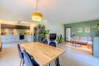 Op zoek naar een instapklare woning in een groene en rustige omgeving? Deze charmante woning is gelegen nabij het Kotsbos in Schilde, op een mooi perceel van 768 m². Hier geniet je volop van rust en groen, terwijl de dorpskernen van Sint-Job-in-Goor en Sint-Antonius zich op slechts enkele minuten rijden bevinden.<br />De woning werd in 2025 grondig opgefrist en gemoderniseerd. <br /><br />Bij het betreden van de woning kom je binnen in de inkomhal. Van hieruit bereik je de aangename woon- en leefruimte met grote raampartijen die voor veel natuurlijk licht en een mooi zicht op de tuin zorgen.<br /><br />Aansluitend bevindt zich de vernieuwde, moderne keuken uitgerust met alle toestellen. De open indeling zorgt voor een mooie verbinding tussen de keuken en de leefruimte. <br />Vanuit de leefruimte heb je rechtstreeks toegang tot het terras en de prachtige tuin. Dankzij het ruime perceel en de groene omgeving is het hier heerlijk vertoeven in alle rust en privacy.<br /><br />Verder beschikt het gelijkvloers over een inpandige garage, die naast plaats voor de wagen ook bijkomende mogelijkheden biedt als berging en wasruimte.<br /><br />Op de bovenverdieping bevinden zich drie slaapkamers en een recent gerenoveerde badkamer met ligbad en inloopdouche. Ook de vloeren doorheen de volledige woning werden in 2025 vernieuwd.<br /><br />Voor het verwarmen van de woning wordt gebruikgemaakt van lucht/lucht-warmtepompen (airco). De airco in de leefruimte fungeert als hoofdverwarming en kan tijdens de zomermaanden ook koelen. Daarnaast is er in 2 slaapkamers ook airco's  voorzien. In de leefruimte is bovendien nog steeds een pelletkachel aanwezig, ideaal voor wie tijdens de koudere maanden graag geniet van extra warmte en gezelligheid.<br /><br />Troeven<br />EPC A<br />Zonnepanelen<br />Rustige en groene ligging<br />Perceel van 768 m²<br />Keuken en badkamer volledig gerenoveerd in  2025<br />Nieuwe vloeren doorheen de volledige woning<br />Airco<br />3 volwaardige slaapkamers<br />Inpandige garage<br /><br />Een instapklare en recent gemoderniseerde woning op een prachtige groene locatie, ideaal voor wie rustig wil wonen met alle nodige voorzieningen binnen handbereik.<br /><br />Stedenbouwkundige inlichtingen zijn in aanvraag. <br /><br />Wil je graag een bezoek inplannen, neem contact op met babette@myhomevastgoed.be of bel 0470/94.36.24<br /> 