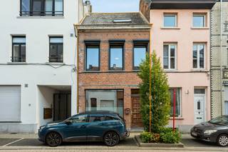 Op een uitstekende locatie nabij het centrum van Mechelen bevindt zich deze ruime instapklare woning met 4 slaapkamers en stadstuin. U bevindt zich hier op wandelafstand van winkels, scholen, eet-en drankgelegenheden en het openbaar vervoer. <br /><br />We betreden de woning via de inkomhal waar de gastentoilet zich bevindt. Vooraan de woning beschikt u over een ruime en praktische fietsenberging waar ook plaats voorzien is voor de wasmachine en droogkast. De inkomhal geeft uit op een volledig geïnstalleerde open keuken en gezellige eetplaats. Achteraan de woning bevindt zich de cosy en lichtrijke zithoek die via een schuifraam toegang biedt tot de gezellige stadstuin. Via de nachthal op de eerste verdieping heeft u toegang tot de badkamer met bad, inloopdouche, dubbele lavabo en toilet, twee grote slaapkamers alsook een bureauruimte met trap naar de tweede verdieping waar u over nog twee slaapkamers kan beschikken.<br /><br />De verwarmingsketel wordt nog vervangen zodat de woning kan worden opgeleverd met EPC D. Er zal dus geen renovatieplicht van toepassing zijn.<br /><br />Dit is een uitstekende opportuniteit wanneer u op zoek bent naar een zeer ruime woning met 4 slaapkamers op een uitstekende locatie te Mechelen. Contacteer ons voor meer informatie op 0475 47 59 76 of neem een kijkje op www.boonstravastgoed.be .<br /><br />Bijzonderheden:<br />- 4 slaapkamers<br />- Instapklaar zonder renovatieplicht<br />- Wandelafstand centrum Mechelen