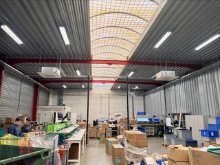Ruime opslagruimte van 552 m² (12 m x 46 m), strategisch gelegen langs de Staatsbaan in Lubbeek. Dankzij de vlotte bereikbaarheid kort bij Leuven vormt dit magazijn een ideale uitvalsbasis voor opslag-, logistieke of lichte bedrijfsactiviteiten.<br /><br />De bedrijfsruimte beschikt over een vrije hoogte van 5 meter en is uitgerust met een sectionaalpoort met afzonderlijke toegangsdeur en een laadkade, wat een efficiënte goederenbehandeling mogelijk maakt. De aanwezige lichtstraten zorgen voor een aangename natuurlijke lichtinval in het magazijn. Verder zijn sanitair en een praktische kitchenette voorzien voor het dagelijkse comfort van de gebruikers.<br /><br />Onmiddellijk beschikbaar. Huurprijs exclusief kosten en lasten.<br /><br />Een interessante opportuniteit voor ondernemingen die op zoek zijn naar een functionele opslagruimte op een commerciële toplocatie in Lubbeek. <br /><br />Contacteer PANORAMA B2B voor bijkomende inlichtingen, plannen of een vrijblijvend plaatsbezoek via 0474 17 17 15.