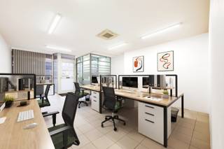 Droomt u van een eigen zaak in het centrum van Pittem? Deze handelsruimte van 65 m² biedt een unieke kans voor (startende) ondernemers! Gelegen...