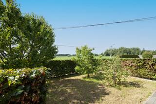 Landelijk gelegen open bebouwing op 800m² met op het gelijkvloers inkomhal, living, keuken met dubbele spoelbak, keramische kookplaat,...