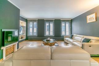 Een ruim en volledig instapklaar duplex-appartement (214m²) met zeer gunstig EPC, 5 slaapkamers, 3 badkamers en 2 terrassen en 14 zonnepanelen...