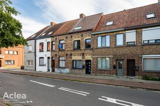 <p>Deze woning geniet een bijzonder goede locatie in Eeklo vlakbij scholen, het Sportpark én het Heldenpark. Met een bewoonbare oppervlakte van 133 vierkante meter en een perceel van 174 vierkante meter, biedt deze gesloten eengezinswoning een perfecte combinatie van van slim gebruik van ruimtes en een goede indeling. De woning is gerenoveerd in 2013, waardoor de woning in zeer goede staat verkeert.<br /><br />Indeling als volgt:<br />- inkom<br />- eetplaats<br />- zithoek<br />- ingerichte keuken <br />- badkamer met ligbad, badkamermeubel en toilet<br />- aangename stadskoer<br />- afgesloten garagebox met directe toegang<br />- 2 slaapkamers 1e verdiep<br />- ruime slaapkamer in het dakverdiep met dressing <br />- berging<br />- zolder<br /><br />De woning is op heden verhuurd via een klassieke huurovereenkomst.<br /><br /> </p>
<p>Mis deze kans niet om deze instapklare woning te bezichtigen! <br />Neem contact met ons op voor een afspraak en ontdek zelf de mogelijkheden die deze woning te bieden heeft.<br />vastgoed@aclea.be - 09/377 31 77</p>