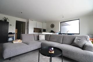 Bent u op zoek naar een energiezuinig nieuwbouwappartement met twee slaapkamers, tuin én garage in het centrum van Haasdonk? 
Lees en kijk dan snel even verder!<br />Dit appartement is ideaal gelegen, in het centrum van Haasdonk. Scholen, winkels en het openbaar vervoer zijn vlakbij. Dit energiezuinig appartement heeft een energielabel A (!) 
Dit appartement heeft een achterliggende garage met rechtstreeks toegang tot de tuin dus enorm veel voordelen!<br />Indeling: inkomhal met gastentoilet. Lichtrijke leefruimte met open keuken. De keuken is geïnstalleerd met kasten en toestellen. Berging met aansluiting voor het wasmachine en de droogkast. Badkamer met ruime douche en dubbel lavabomeubel. Twee slaapkamers. Terras met onderhoudsvriendelijke tuin. Garage achteraan de tuin met rechtstreekse toegang. <br />Dit appartement is vrij vanaf 1 juni 2026. 
De gemeenschappelijke kosten bedragen €50,00 per maand. 